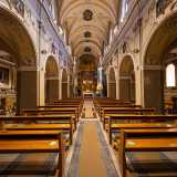 Ma � arrivato ora il momento di entrare. Partiamo dalla chiesa, il cui interno � a tre navate con volte a botte ornate da stucchi barocchi e scandite da archi ellittici su pilastri